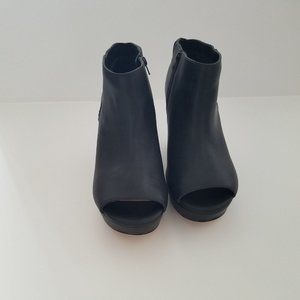 11W BLACK TORRID PEEP TOE CUT OUT WEDGE BOOTIE